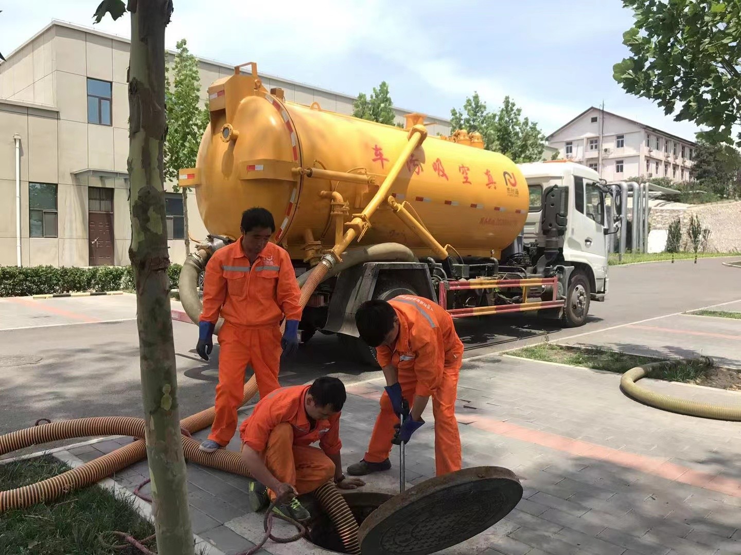 遂川管道疏通车停在窨井附近