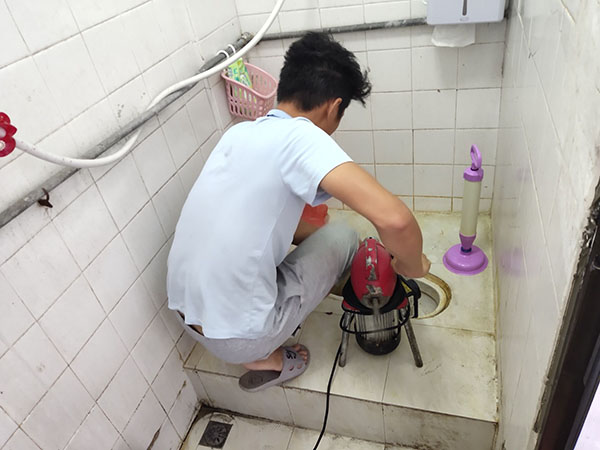 遂川肥皂掉到马桶里把马桶堵住了怎么办？马桶堵住了怎么办