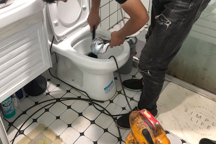 遂川马桶堵塞自己疏通还是找师傅？专业上门服务让你省时更省心